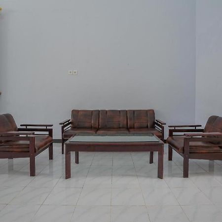 Oyo 477 Raka Residence Syariah Purwoharjo Banyuwangi Бануванги Екстериор снимка