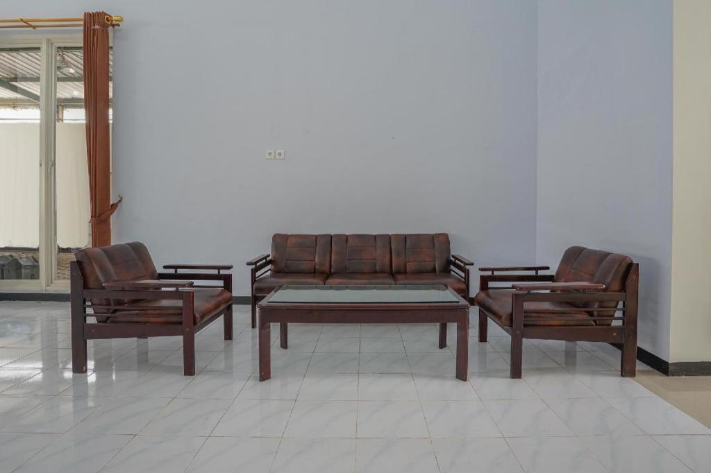 Oyo 477 Raka Residence Syariah Purwoharjo Banyuwangi Бануванги Екстериор снимка