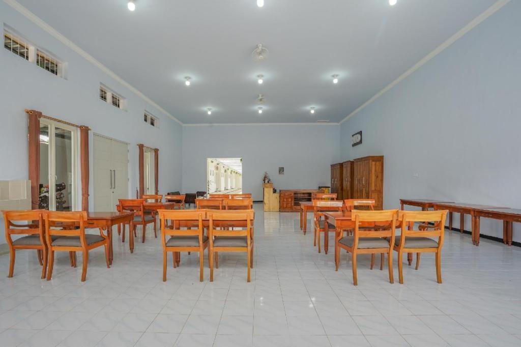 Oyo 477 Raka Residence Syariah Purwoharjo Banyuwangi Бануванги Екстериор снимка