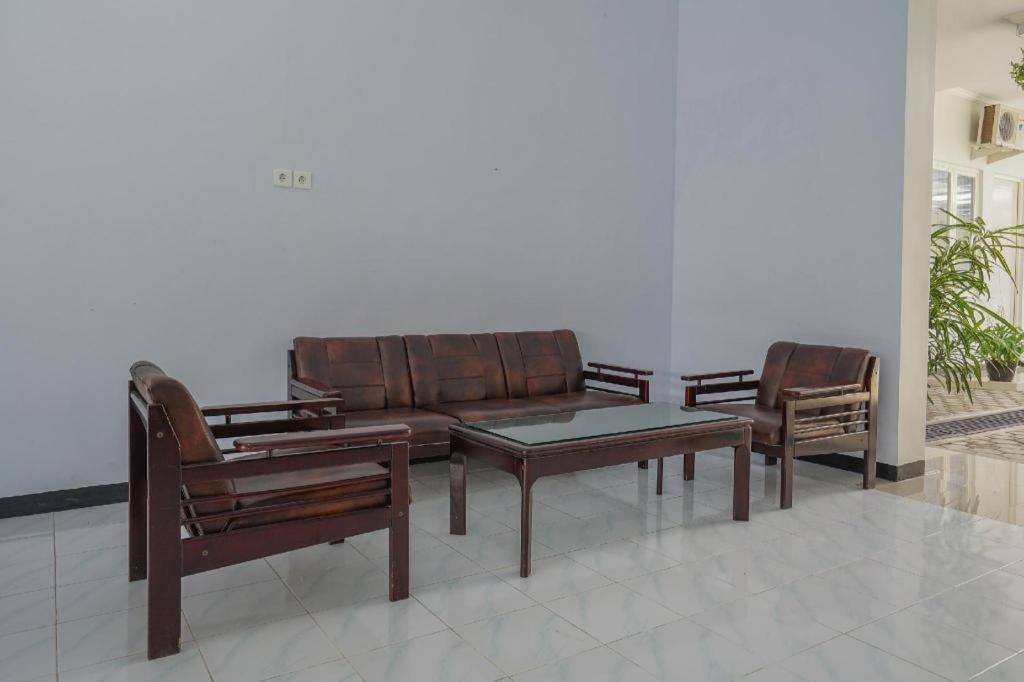 Oyo 477 Raka Residence Syariah Purwoharjo Banyuwangi Бануванги Екстериор снимка