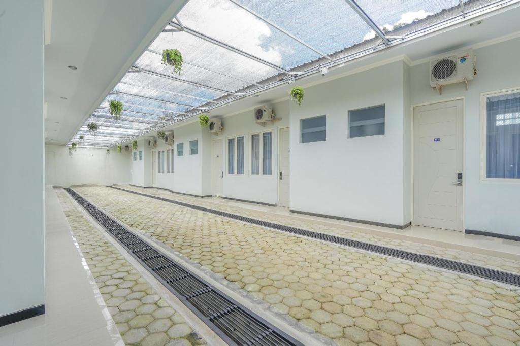 Oyo 477 Raka Residence Syariah Purwoharjo Banyuwangi Бануванги Екстериор снимка