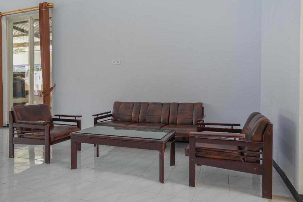 Oyo 477 Raka Residence Syariah Purwoharjo Banyuwangi Бануванги Екстериор снимка