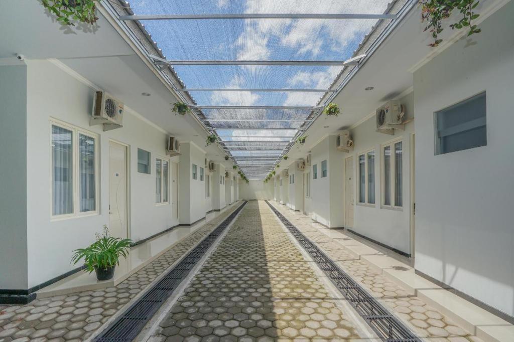 Oyo 477 Raka Residence Syariah Purwoharjo Banyuwangi Бануванги Екстериор снимка