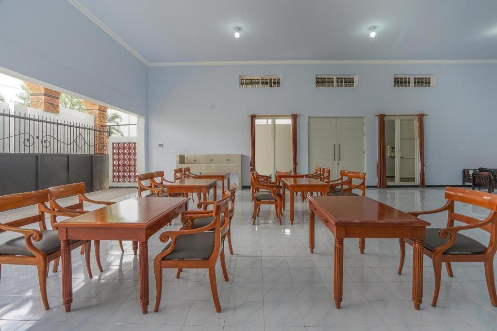 Oyo 477 Raka Residence Syariah Purwoharjo Banyuwangi Бануванги Екстериор снимка