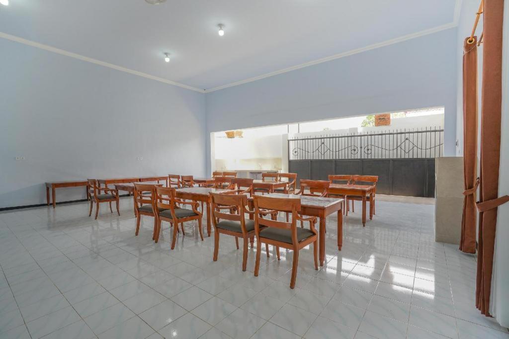 Oyo 477 Raka Residence Syariah Purwoharjo Banyuwangi Бануванги Екстериор снимка