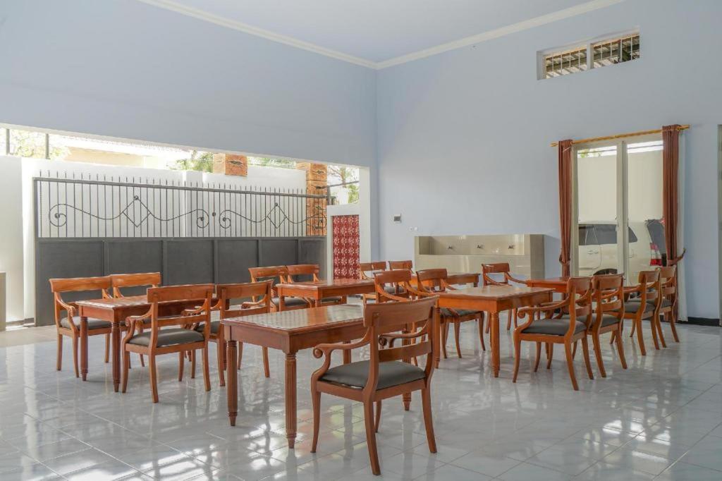 Oyo 477 Raka Residence Syariah Purwoharjo Banyuwangi Бануванги Екстериор снимка