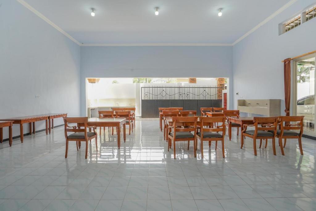 Oyo 477 Raka Residence Syariah Purwoharjo Banyuwangi Бануванги Екстериор снимка