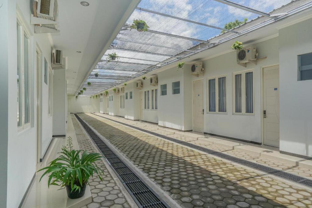 Oyo 477 Raka Residence Syariah Purwoharjo Banyuwangi Бануванги Екстериор снимка