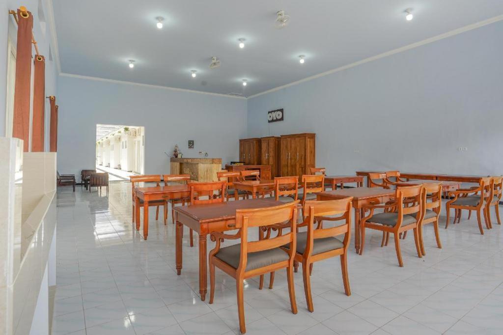 Oyo 477 Raka Residence Syariah Purwoharjo Banyuwangi Бануванги Екстериор снимка